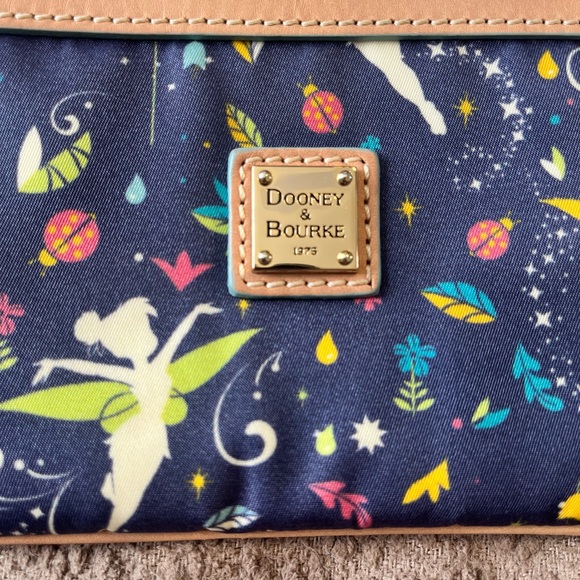 2015 Dooney & Bourke Tinker Bell Wristlet - Navy with Pastel Fairytale Print - Picture 2 of 10